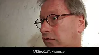 দুশ্চরিত্রা বাংলা সেক্স ভিডিও সেক্স ভিডিও সৎ বাবার সামনে স্ট্রোক করেছিল এবং গরম লিঙ্গের দাবি করেছিল