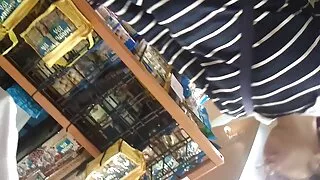 দ্য জিমন্যাস্ট ঝুলন্ত বারে ঝুঁকে পড়ে এবং যৌনতার জন্য তার মুখ ভিডিও সেক্স ডট কম এবং হুড রাখে